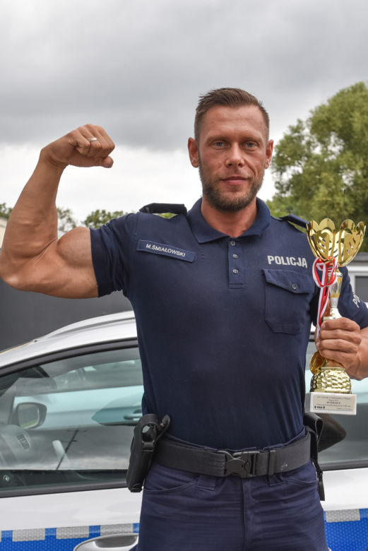 Policjant z Inowrocławia to prawdziwy terminator. Łączy pracę z kulturystyką