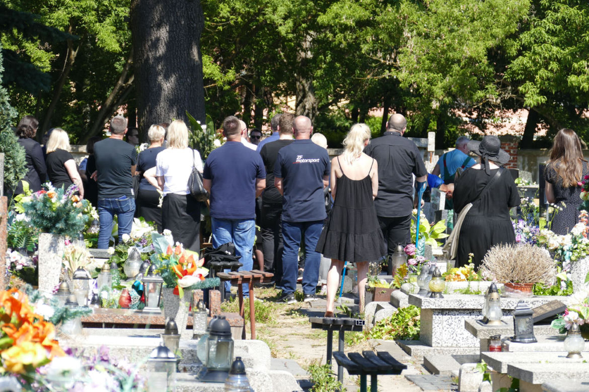 Grób biznesmena zamordowanego pod Łęczycą tonie w kwiatach