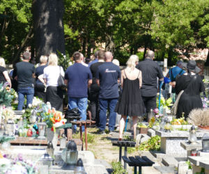 Grób biznesmena zamordowanego pod Łęczycą tonie w kwiatach