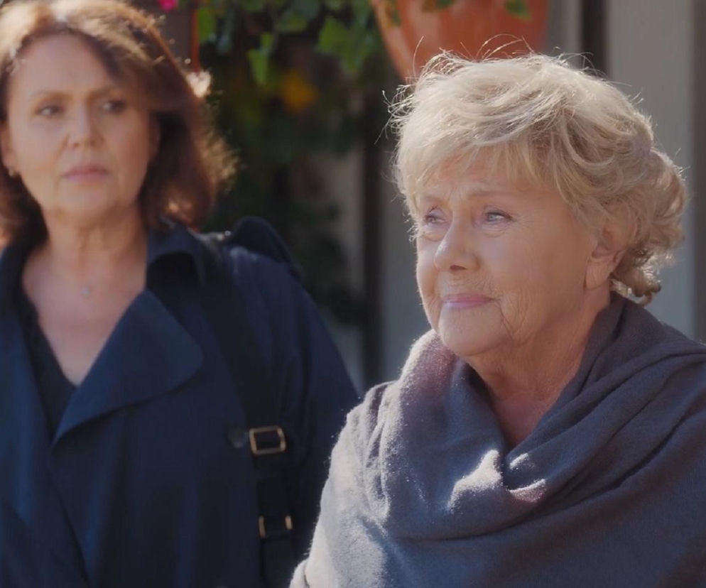 Teresa Lipowska jako Barbara Mostowiak i Małgorzata Pieńkowska jako Marysia Rogowska na planie M jak miłość. Barbara w szarej chuście, Marysia w granatowym płaszczu, patrzą w prawo. Dowiedz się więcej o zmianach w obsadzie M jak miłość na Super Seriale.