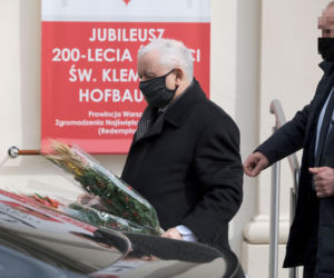 Tak Jarosław Kaczyński świętował niedzielę palmową w pandemii. Zaskakujące, ile wiązanek miał w rękach