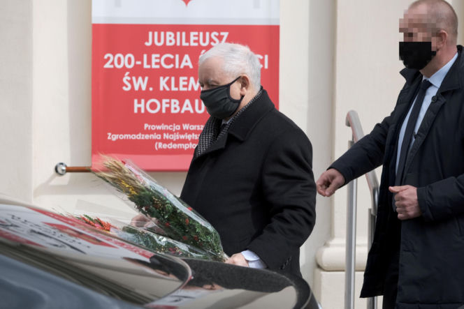 Tak Jarosław Kaczyński świętował niedzielę palmową w pandemii. Zaskakujące, ile wiązanek miał w rękach