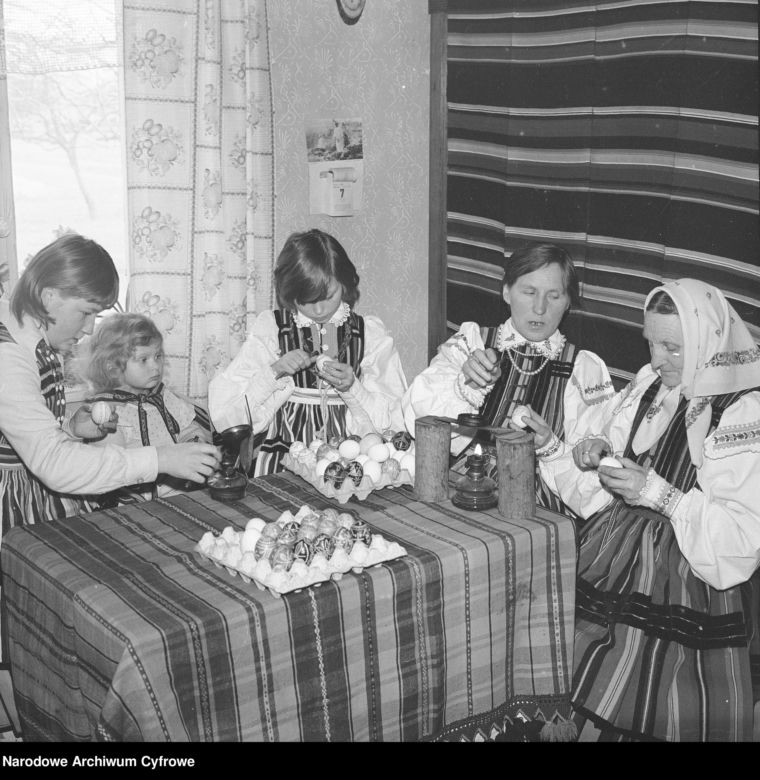 Kobiety i dziewczynki zdobią pisanki (1981)