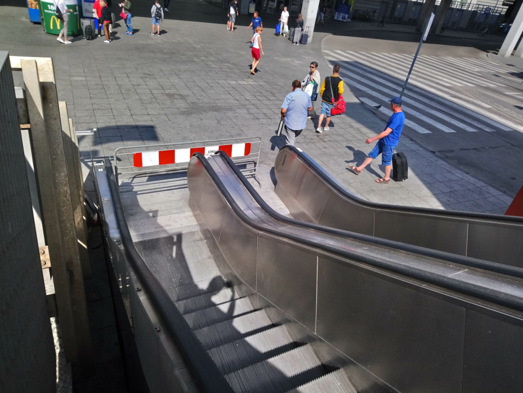 Kraków: Schody ruchome znów nieruchome. Koszmar pasażerów trwa
