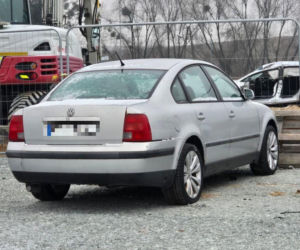 Kradzieże aut z parkingu lotniska we Wrocławiu. Złodziej używał lawety