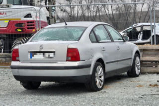 Kradzieże aut z parkingu lotniska we Wrocławiu. Złodziej używał lawety