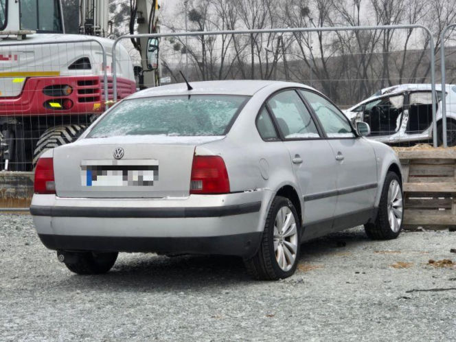 Kradzieże aut z parkingu lotniska we Wrocławiu. Złodziej używał lawety
