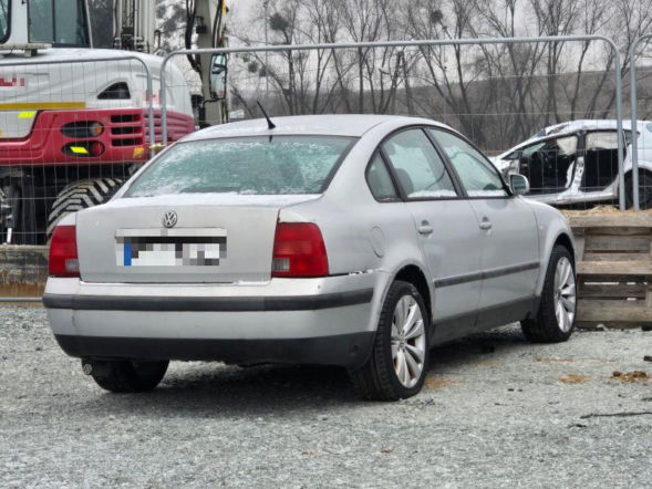 Kradzieże aut z parkingu lotniska we Wrocławiu. Złodziej używał lawety