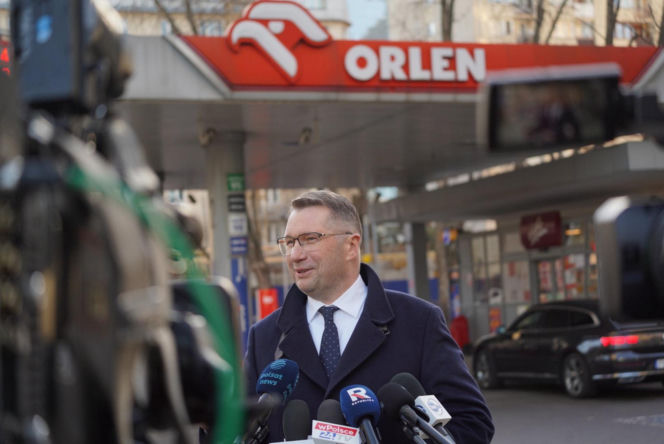 Przemysław Czarnek na stacji Orlen