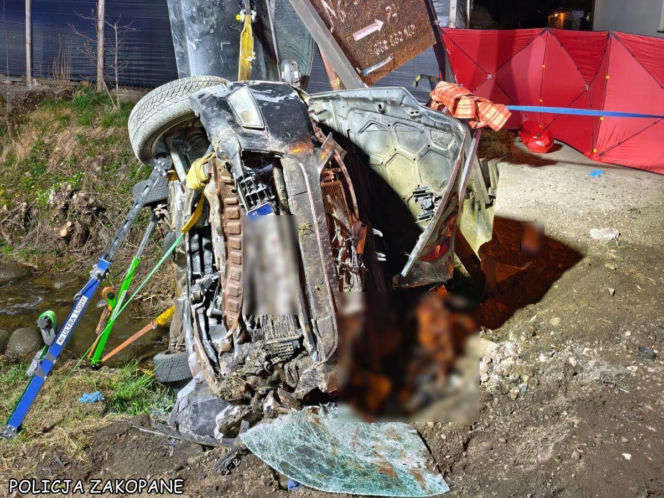 Nie żyje młody kierowca Forda, pasażerka trafiła do szpitala. Policja bada ważny szczegół