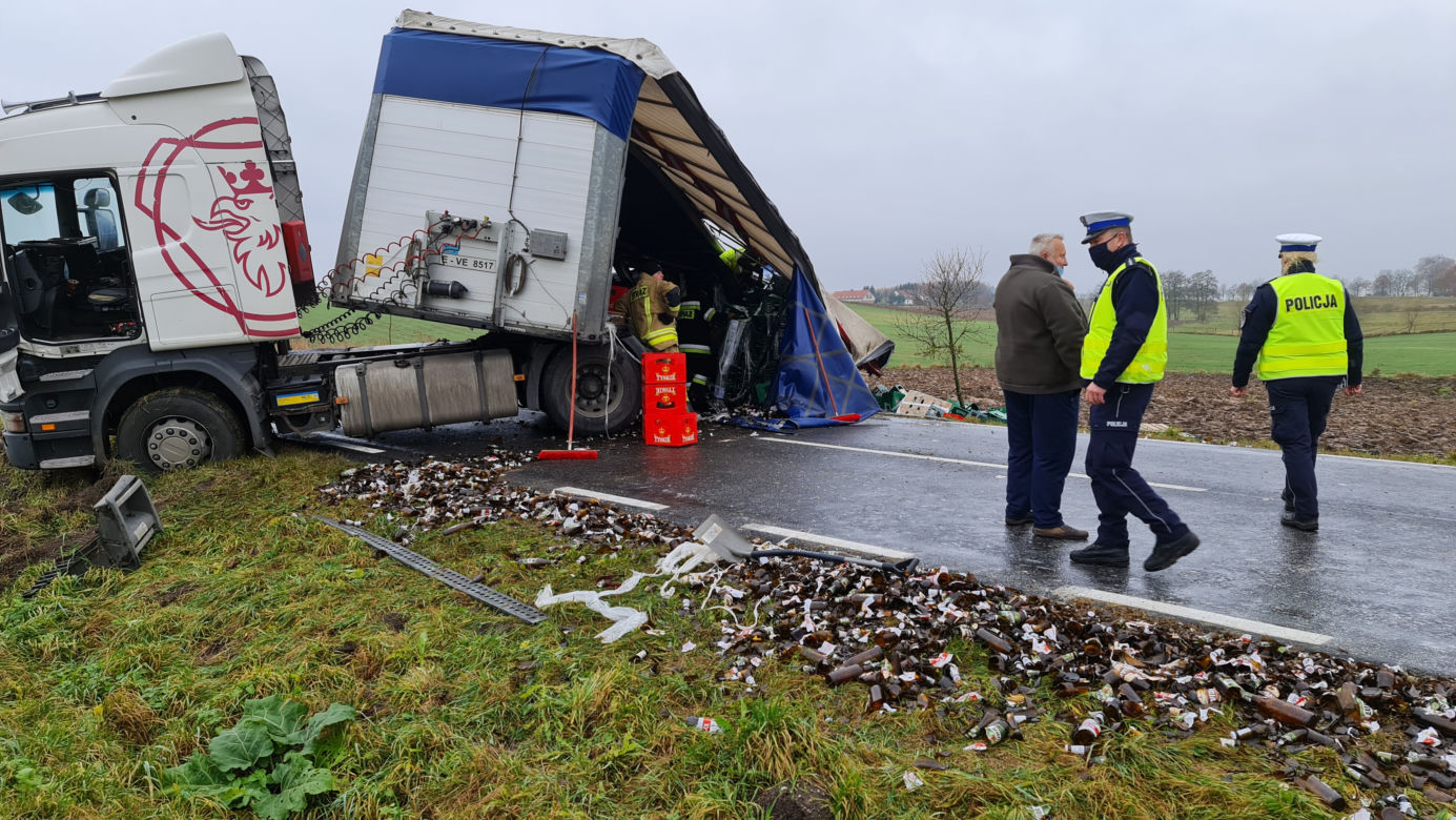 Troszkowo. Setki litrów piwa rozlały się na drogę