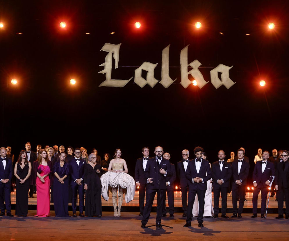 Obsada spektaklu na scenie pod napisem Lalka. O wizji hollywoodzkiej ekranizacji powieści przeczytasz na SE.