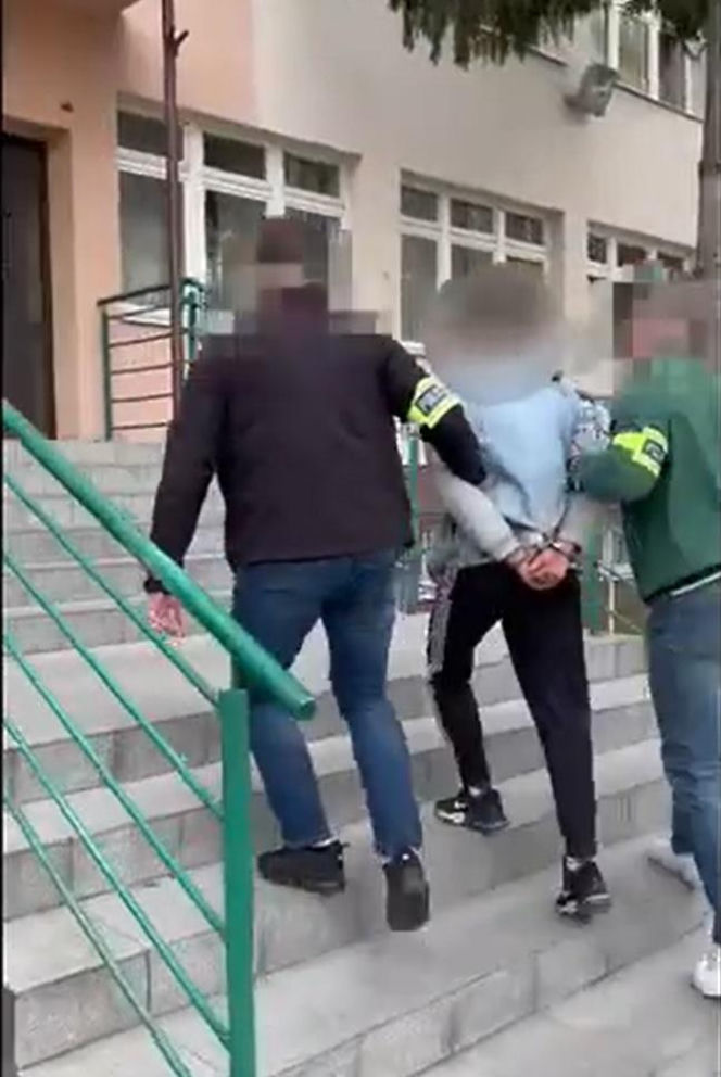 Na szczęście wszystko nagrały kamery z pobliskiego monitoringu, a o zdarzeniu natychmiast powiadomiono policję