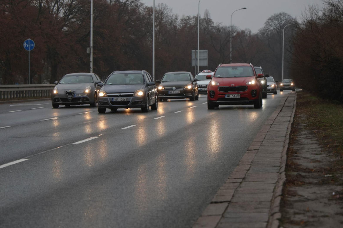 Gołoledź na drogach. Panują trudne warunki drogowe dla kierowców