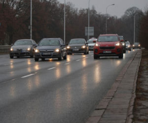 Gołoledź na drogach. Panują trudne warunki drogowe dla kierowców