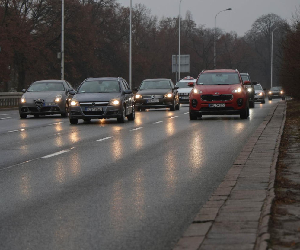 Gołoledź na drogach. Panują trudne warunki drogowe dla kierowców