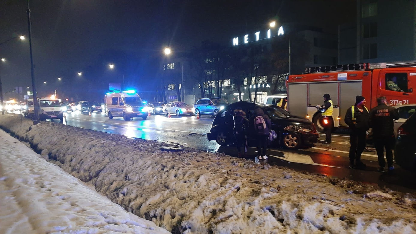 Karambol na Puławskiej. 6 aut rozbitych, dwie osoby ranne. Totalny paraliż