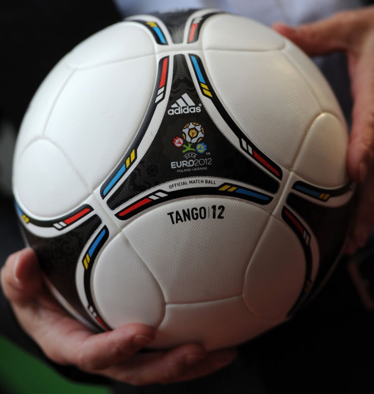 Tango 12 - piłka na Euro 2012