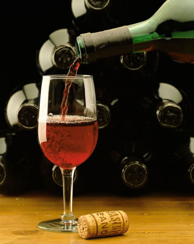 Alkohol wino butelka kieliszki