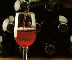 Alkohol wino butelka kieliszki