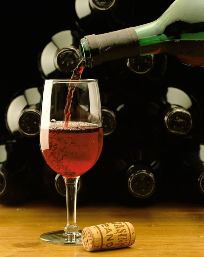 Alkohol wino butelka kieliszki