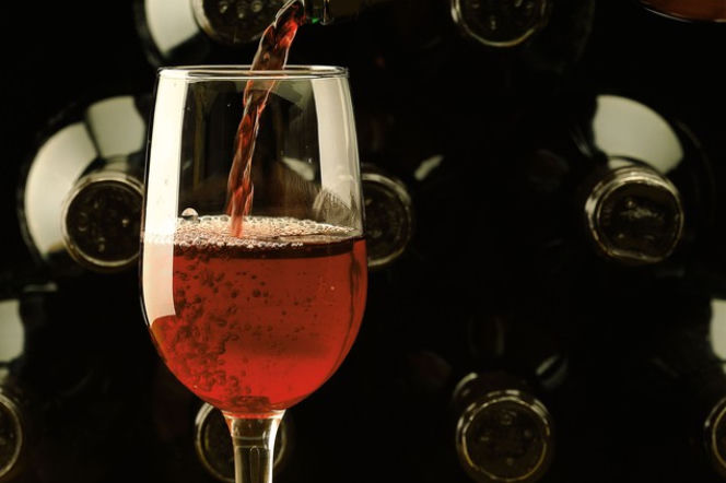 Alkohol wino butelka kieliszki
