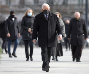 Jarosław Kaczyński podczas uroczystości złożenia kwiatów pod pomnikiem Ofiar katastrofy smoleńskiej, na pl. Piłsudskiego w Warszawie