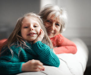 Drugi rodzic utrudnia kontakt z wnukami po rozwodzie? Prawo chroni tę ważną dla dziecka relację