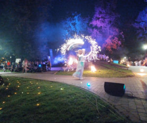 Pokaz fireshow w wykonaniu tancerzy i tancerek Teatru Ognia „Mantra” z Makowa Mazowieckiego