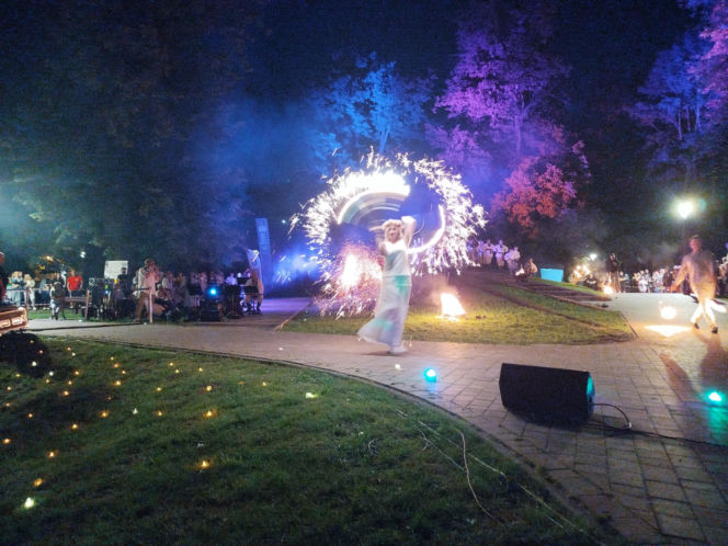 Pokaz fireshow w wykonaniu tancerzy i tancerek Teatru Ognia „Mantra” z Makowa Mazowieckiego