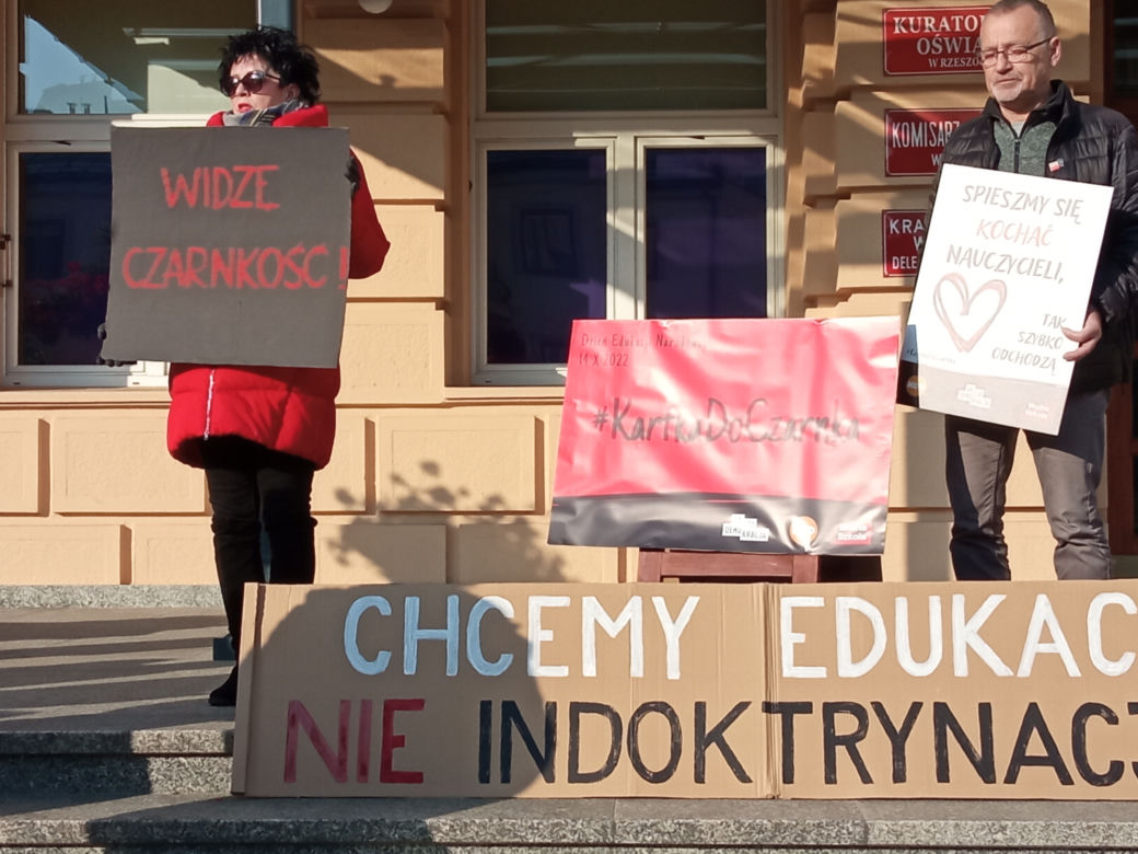 „Rząd przygotowuje sobie ciemnotę, którą łatwiej rządzić”. #Kartka do Czarnka w Rzeszowie. 