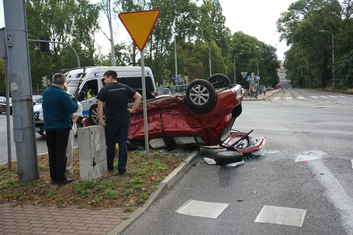 WYPADEK SAMOCHODOWY