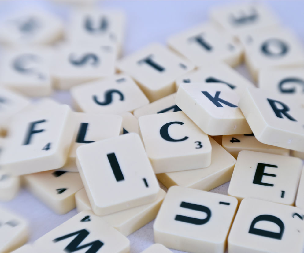 Scrabble to popularna gra polegająca na układaniu słów