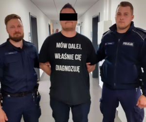 Wyjątkowo bezczelny oszust! Okradł biednych emerytów, w sądzie miał taką koszulkę! [ZDJĘCIA]