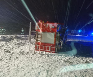 Strażacy OSP Jaświły jechali na akcję. Wóz wypadł z drogi. Strażak złamał rękę