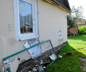 Rozbił pożyczone auto i zniszczył ogródek pani Heleny. 98-latka nie była zadowolona