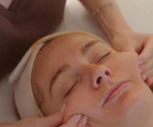 Małgorzata Socha pieści twarz prądem i światłem