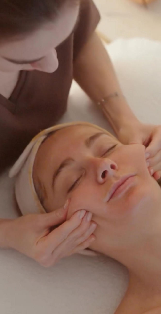 Małgorzata Socha pieści twarz prądem i światłem