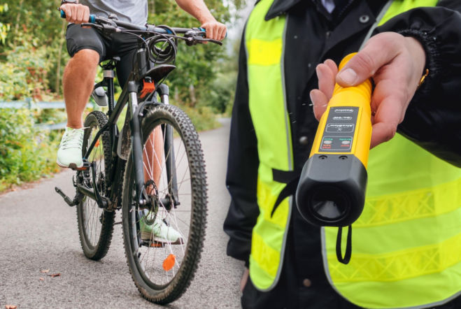 Jechał na rowerze i nie mógł utrzymać pionu. Gdy dmuchnął w alkomat, prawie zabrakło skali