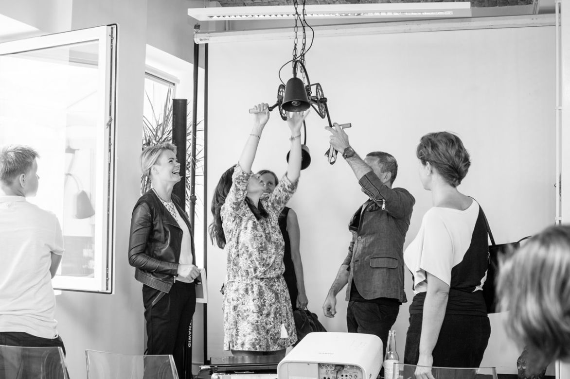 Industrialna lampa sufitowa z elementami roweru