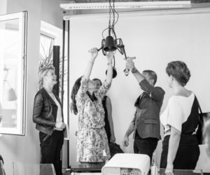 Industrialna lampa sufitowa z elementami roweru