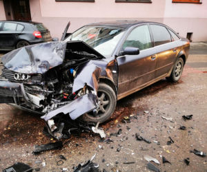 Wypadek na ul. Świętej Trójcy w Bydgoszczy. Trzy osoby są ranne [ZDJĘCIA]