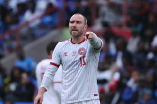 Christian Eriksen znów padł na murawę bez kontaktu z rywalem! Dramatyczne chwile, meczu nie dokończono!