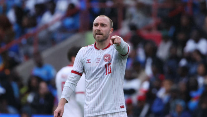 Christian Eriksen znów padł na murawę bez kontaktu z rywalem! Dramatyczne chwile, meczu nie dokończono!