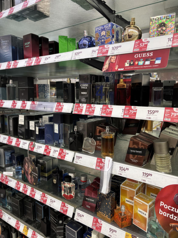 Wyprzedaż perfum w Rossmannie