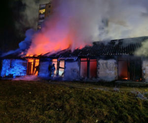 Pożar komórek gospodarczych przy ulicy Robotniczej w Starachowicach