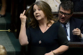 Sejmowe fikołki. Joanna Lichocka pokazała środkowy palec, ale immunitet ma stracić Borys Budka