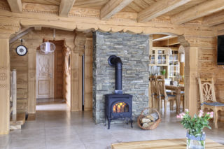 Kozy, kominki i piece to kozły ofiarne transformacji energetycznej. Rozmowa z ekspertem o zanieczyszczeniu, uchwałach antysmogowych i kominkach 