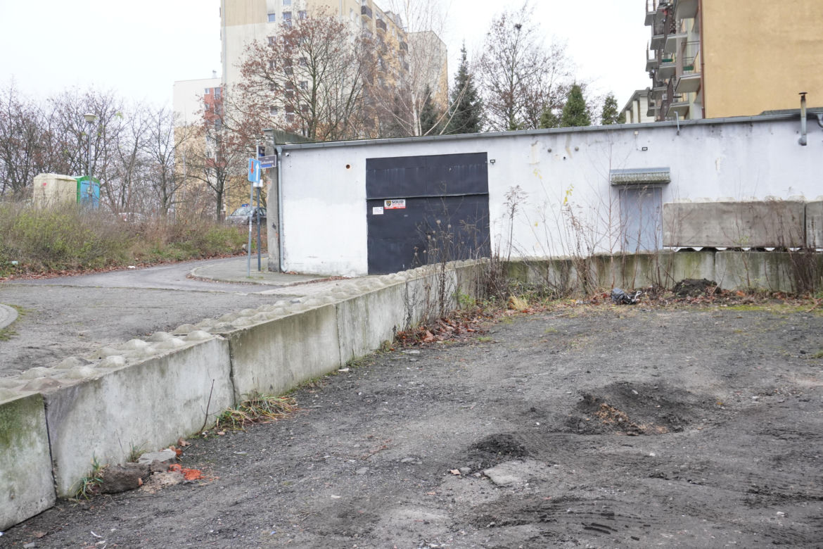 "Mur Boniński" na osiedlu Winiary