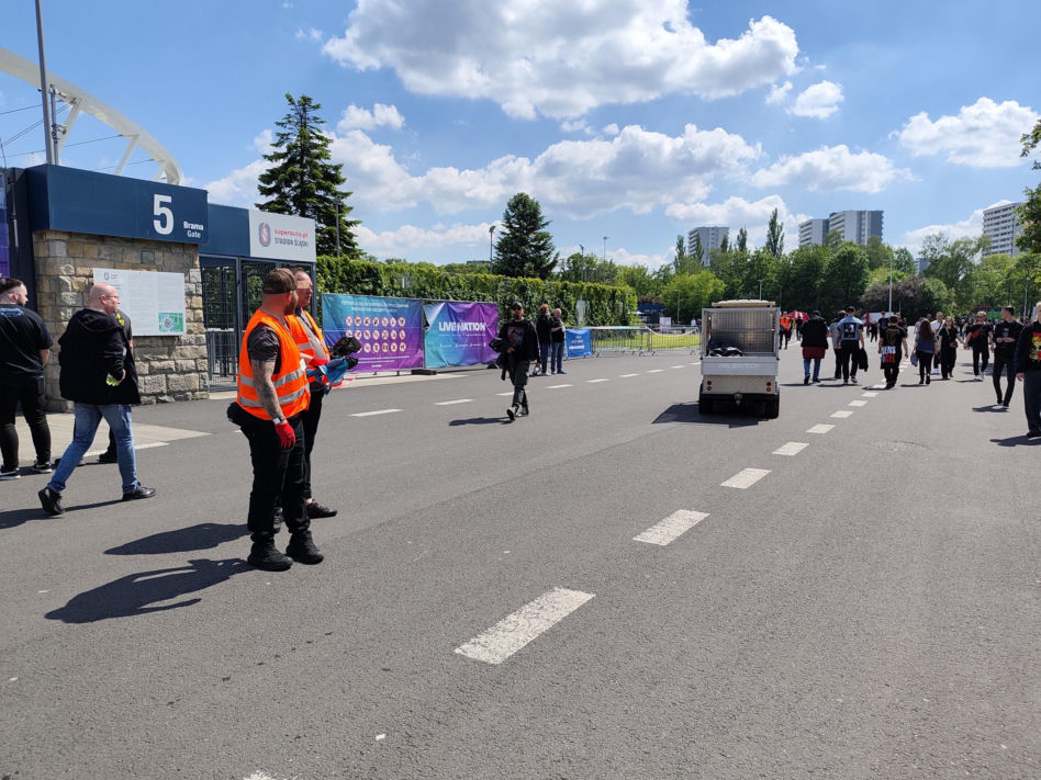 Długie kolejki i tłum fanów przed koncertem Metaliki